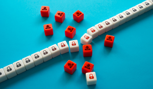 Domino-Steine mit einer Locker-Grafik auf blauem Hintergrund
