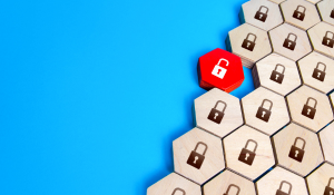 Holzklötze mit Cybersicherheitssymbolen