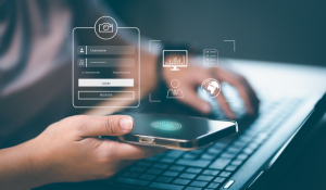 Person, die 2FA verwendet, um sich am Computer anzumelden