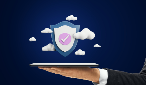 Laptop mit einem Schild darüber