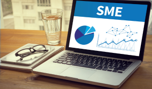 Ein Laptop auf dem Schreibtisch einer KMU-Firma