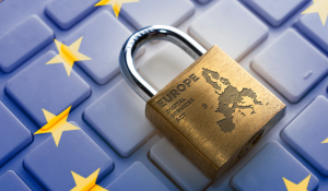 Bronzeschloss auf der Tastatur um EU-Sterne