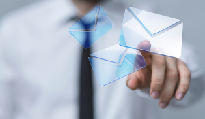 Mann klickt auf ein E-Mail-Symbol
