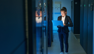 Frau vor einem Mega-Computer stehend