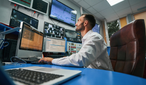 IT-Sicherheitsspezialist bei der Arbeit
