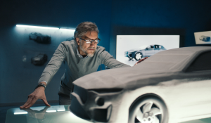 Autodesigner betrachtet das Auto im Projektraum