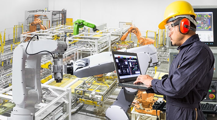 Ingenieur in der Fabrik