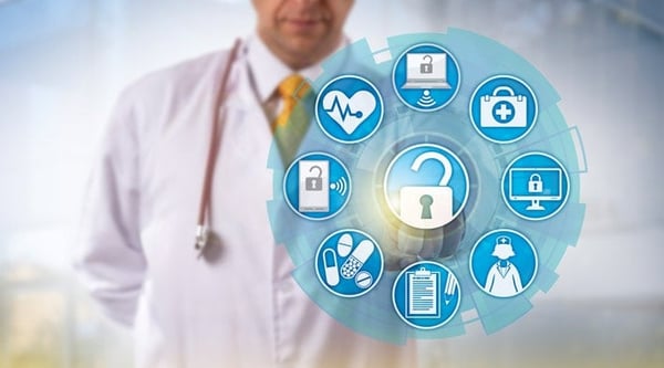 Kriterien für die Cybersicherheit im Gesundheitswesen vor einem Arzt