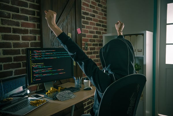 Hacker vor dem Computer nach einem Einbruch