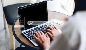 Person, die auf der Tastatur tippt