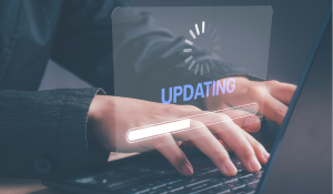 Person, die ihr Computersystem aktualisiert