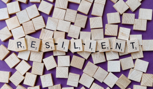 Scrabble-Spielsteine mit einem Wort Resilienz