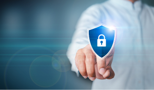 Ein Mann klickt auf ein digitales Schloss, um die Cybersicherheit zu gewährleisten
