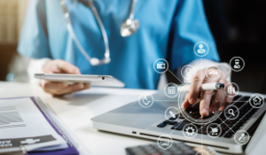 Arzt gibt Patientendaten in das System ein