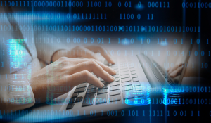 Person, die auf einer Tastatur mit einem numerischen Code im Hintergrund tippt
