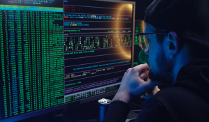 Hacker vor Computer hacking