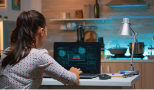 Frau sitzt vor einem gehackten Computer