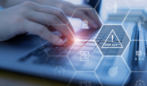 Tippen mit der Hand auf einer Laptop-Tastatur mit digitalen Zeichen