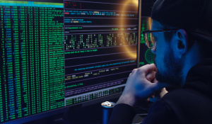 Hacker vor einem Computer