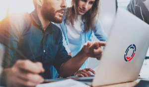 Mann und Frau vor DriveLock Laptop