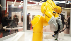 Gelber Roboterarm auf der Messe