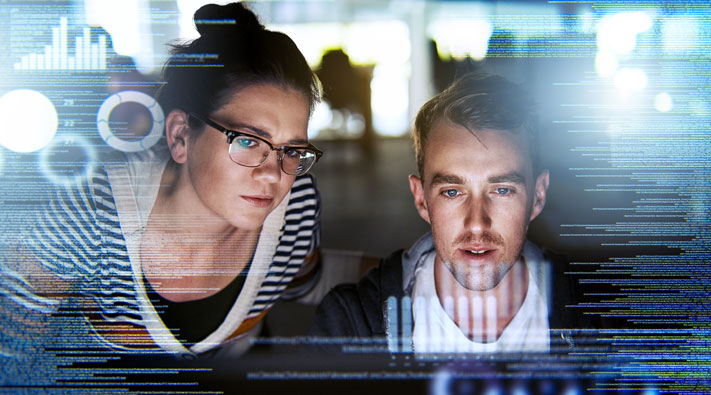 Ingenieure, die sich den Code auf dem Computer ansehen