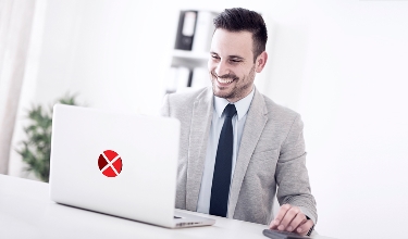 Mann vor einem DiveLock-Laptop